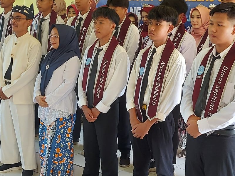 ACARA PELEPASAN SISWA-SISWI KELAS IX SMP NEGERI 2 MLANDINGAN TAHUN PELAJARAN 2024/2025