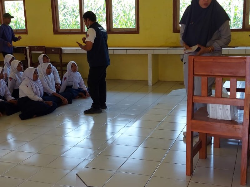 KEGIATAN SKRINING DARI PUSKESMAS MLANDINGAN UNTUK PEMERIKSAAN SISWA-SOSWI SMPN 2 MLANDINGAN