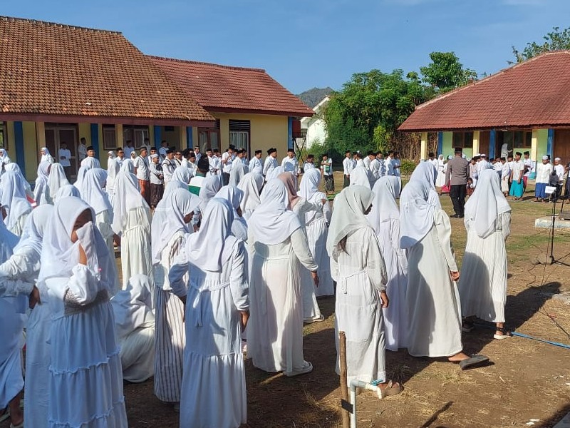 KEGIATAN UPACARA MEMPERINGATI HARI SANTRI NASIONAL SMPN 2 MLANDINGAN TAHUN 2025