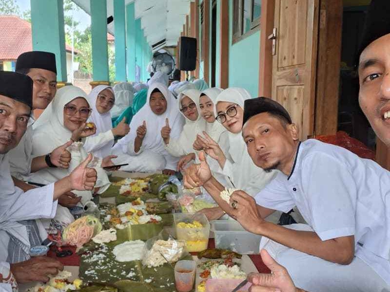 KEGIATAN MAKAN NASI GULUNG BERSAMA DALAM MEMPERINGATI HARI SANTRI NASIONAL SMPN 2 MLANDINGAN TAHUN 2025