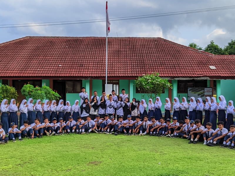 KEGIATAN UPACARA MEMPERINGATI HARI GURU NASIONAL SMPN 2 MALNDINGAN TAHUN 2025