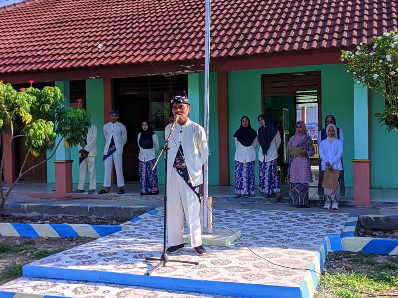 KEGIATAN APEL DALAM RANGKA MEMPERINGATI HARI KARTINI SMPN 2 MLANDINGAN