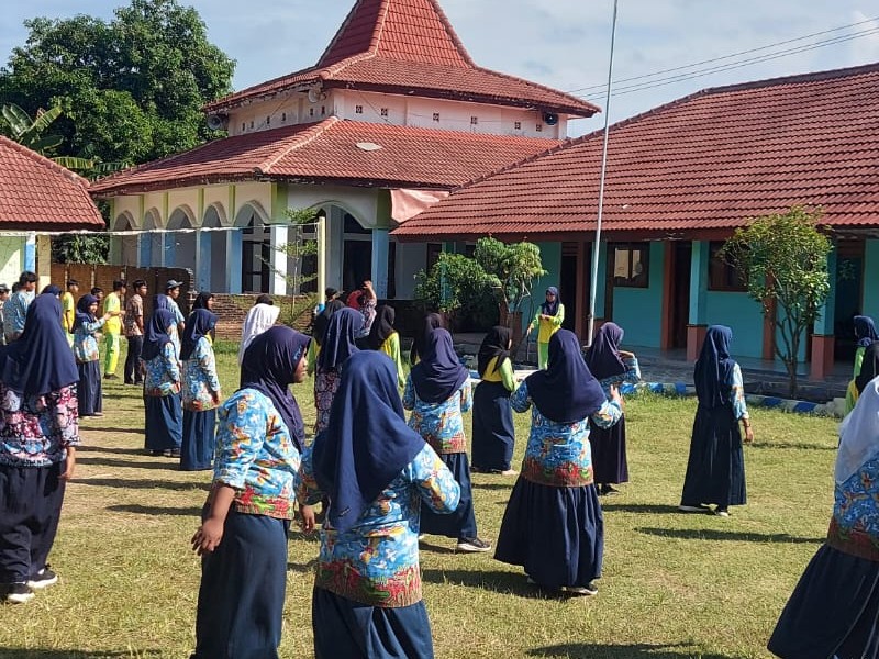 KEGIATAN SENEM BERIRAMA  BERSAMA DI HALAM SMPN 2 MLANDINGAN