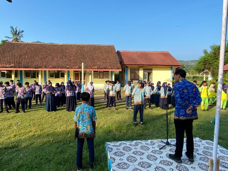 KEGIATAN UPACARA DALAM RANGKA MEMPERINGATI HARI KEBANGKITAN NASIONAL DI SMPN 2 MLANDINGAN